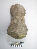 藏品(中型有腰打製石斧)的圖片